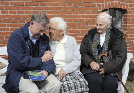 Bundespräsident Horst Köhler im Gespräch mit Lene Paulsen (M.) und Johanna Herdt auf der Hallig Langeness.