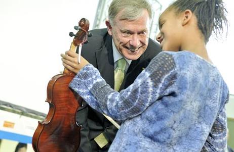 Bundespräsident Horst Köhler überreicht in der Martin-Luther-Grundschule Joyce eine Geige.