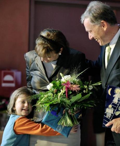 Bundespräsident Horst Köhler und seine Frau Eva Luise mit einem kleinen Mädchen in der Mamre-Patmos-Schule für schwerstbehinderte Kinder sowie Kinder und Jugendliche mit Lernbeeinträchtigungen und chronischen Krankheiten.