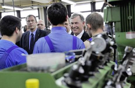 Bundespräsident Horst Köhler (r.) im Gespräch mit Jugendlichen in der Metallwerkstatt.