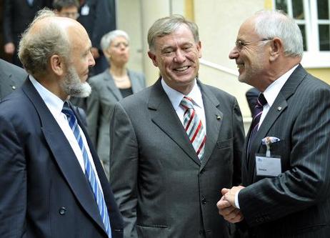 Bundespräsident Horst Köhler (M.) im Gespräch mit Hans Werner Sinn, Präsident des ifo Instituts (l.) und Wilhelm Simson, Vorsitzender des Verwaltungsrates des ifo Instituts.