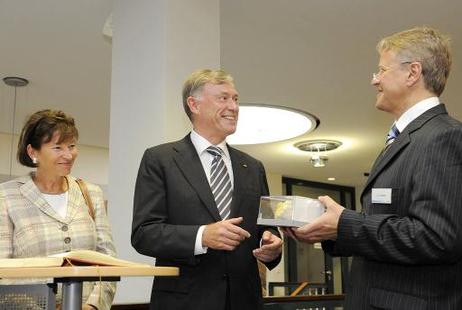 Bundespräsident Horst Köhler erhält von Hans-Joachim Kümpel, Präsident der Bundesanstalt für Geowissenschaften und Rohstoffe, eine Gesteinsprobe aus Schwefel- und Barytkristallen (l.: Eva Luise Köhler).