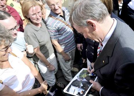 Bundespräsident Horst Köhler gibt ein Autogramm.