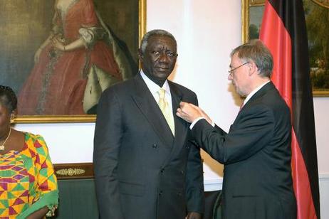 Bundespräsident Horst Köhler (r.) verleiht John Agyekum Kufuor, Präsident Ghanas, die Sonderstufe des Großkreuzes des Verdienstordens der Bundesrepublik Deutschland im Schloss Bellevue.