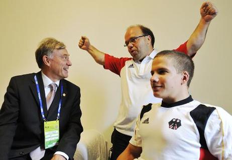 Bundespräsident Horst Köhler im Gespräch mit Kugelstoßer Lutz Lange (M.) und Leichtathlet Mark Schuh (r.).