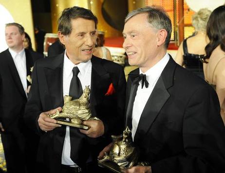 Bundespräsident Horst Köhler (r.) im Gespräch mit dem österreichischen Schlagersänger Udo Jürgens bei der Verleihung des Medienpreises "Goldene Henne" im Friedrichstadtpalast.