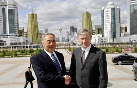 Bundespräsident Horst Köhler (r.) wird von Nursultan Nasarbajew, Präsident Kasachstans, zu einem Gespräch begrüßt.