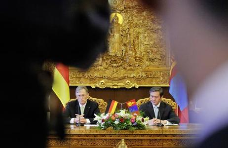 Bundespräsident Horst Köhler (l.) und Nambaryn Enkhbayar, Präsident der Mongolei, während einer gemeinsamen Pressekonferenz.