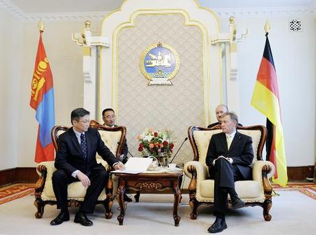 Bundespräsident Horst Köhler (r.) wird von Bayar Sanj, Premierminister der Mongolei, zu einem Gespräch empfangen.