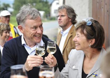 Bundespräsident Horst Köhler und seine Frau Eva Luise bei einer Weinprobe vor dem Glockenmuseum.