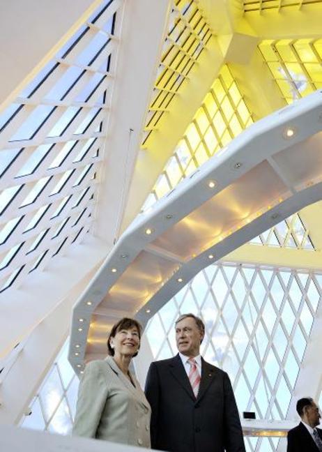 Bundespräsident Horst Köhler und seine Frau Eva Luise besichtigen den "Palast für Frieden und Wiederaussöhnung", die sogenannte Pyramide.