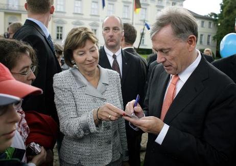 Bundespräsident Horst Köhler und seine Frau Eva Luise geben Autogramme.