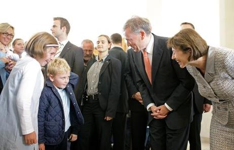 Bundespräsident Horst Köhler und seine Frau Eva Luise im Gespräch mit Kindern.