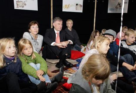 Bundespräsident Horst Köhler und seine Frau Eva Luise mit Kindern beim Geschichtenvorlesen.