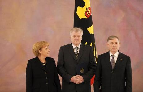 Bundespräsident Horst Köhler (r.) übergibt an Horst Seehofer die Entlassungsurkunde als Bundesminister für Ernährung, Landwirtschaft und Verbraucherschutz, im Schloss Bellevue (l.: Bundeskanzlerin Angela Merkel).