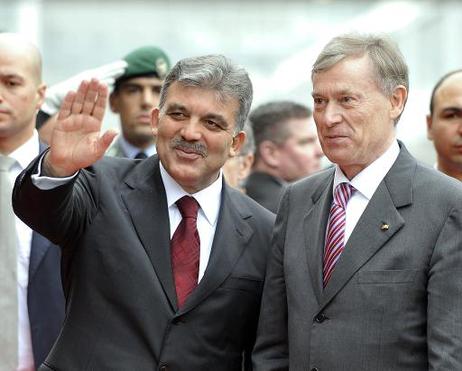 Bundespräsident Horst Köhler (r.) begrüßt Abdullah Gül, Präsident der Türkei, auf der Frankfurter Buchmesse.