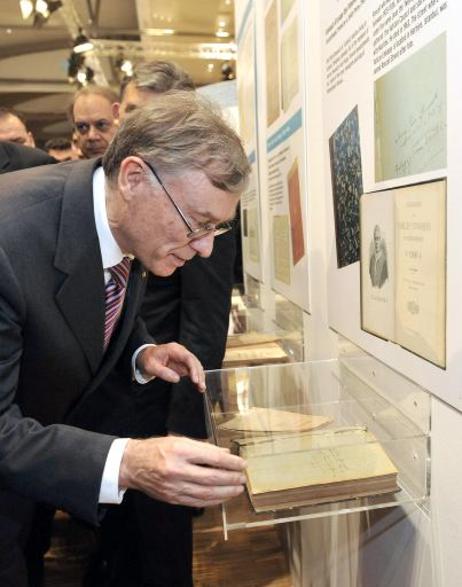 Bundespräsident Horst Köhler während eines Rundgangs auf der Frankfurter Buchmesse.