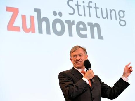 Bundespräsident Horst Köhler während einer Ansprache bei einer Veranstaltung der "Stiftung Zuhören" in der Turnhalle der Albrecht-Dürer-Grundschule.