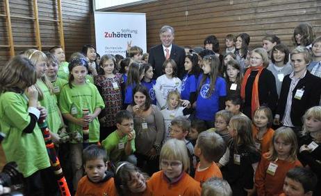 Bundespräsident Horst Köhler mit Kindern verschiedener Hörclubs bei einer Veranstaltung der "Stiftung Zuhören" in der Turnhalle der Albrecht-Dürer-Grundschule.