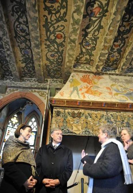 Bundespräsident Horst Köhler und seine Frau Eva Luise (beide l.) in einem Schlafgemach beim Rundgang durch Burg Eltz.