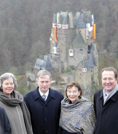 Bundespräsident Horst Köhler und seine Frau Eva Luise (2.v.r), mit Sophie Gräfin von und zu Eltz und Karl Graf von und zu Eltz (r.) vor Burg Eltz.