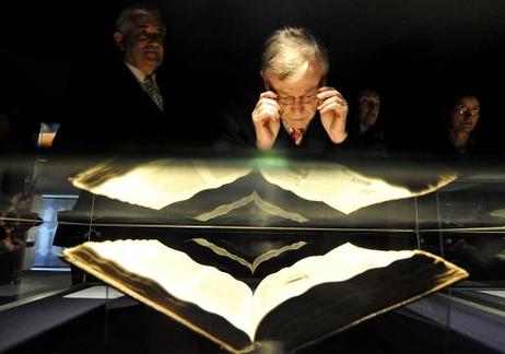 Bundespräsident Horst Köhler betrachtet eine im Gutenberg Museum ausgestellte Biblia Latina.