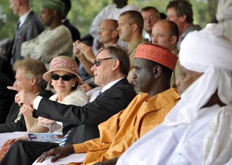Bundespräsident Horst Köhler im Gespräch mit seiner Frau Eva Luise (beide l.) während einer Veranstaltung (v.r.: Alhaji Ado Bayero, Emir von Kano; Ibrahim Shekarau, Gouverneur von Kano).