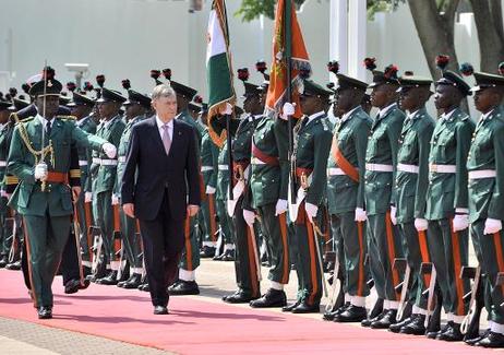 Bundespräsident Horst Köhler wird zum Staatsbesuch mit militärischen Ehren empfangen.