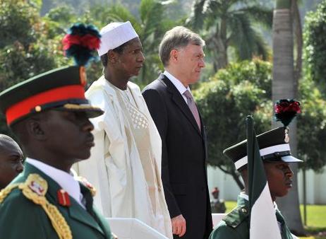 Bundespräsident Horst Köhler (r.) wird von Umara Yar'Adua, Präsident Nigerias, mit militärischen Ehren empfangen.
