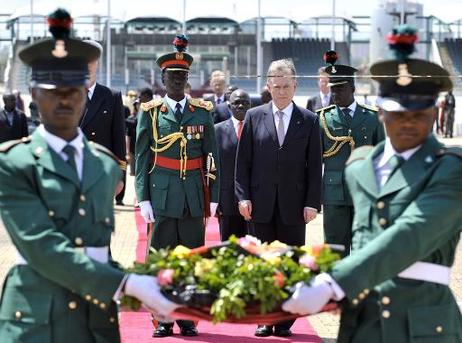 Bundespräsident Horst Köhler legt am Grabmal des Unbekannten Soldaten einen Kranz nieder.