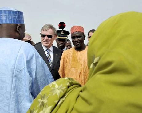 Bundespräsident Horst Köhler und Ibrahim Shekarau, Gouverneur von Kano (r.), im Gespräch mit Einwohnern.