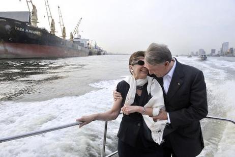 Bundespräsident Horst Köhler und seine Frau Eva Luise während einer Hafenrundfahrt.