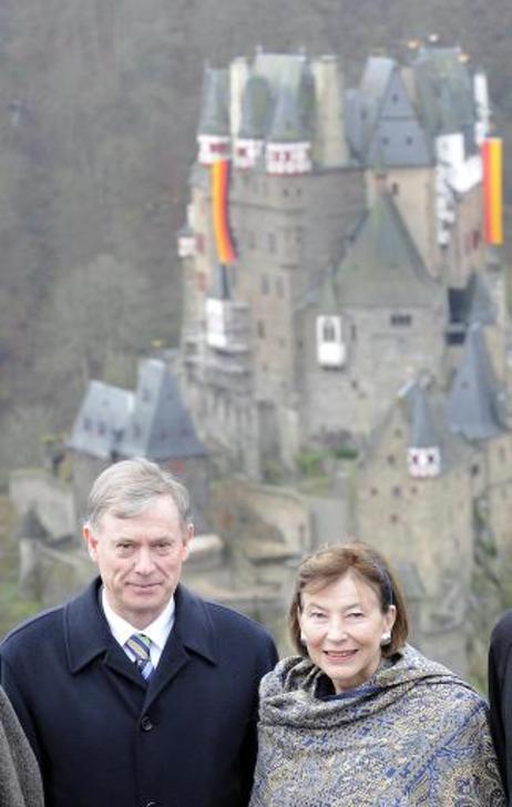 Bundespräsident Horst Köhler und seine Frau Eva Luise vor Burg Eltz.