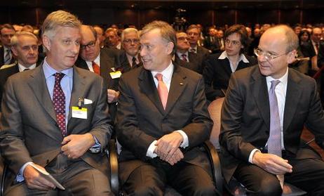 Bundespräsident Horst Köhler (M.) im Gespräch mit Prinz Philippe von Belgien beim "European Banking Congress" in der Alten Oper (r.: Martin Blessing, Vorstandssprecher der Commerzbank).