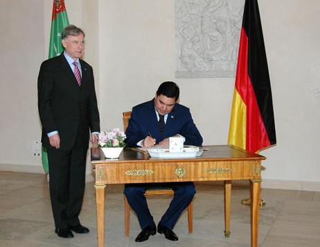 Bundespräsident Horst Köhler empfängt Gurbanguly Berdymuchammedow, Präsident Turkmenistans (trägt sich in das Gästebuch ein), zu einem Gespräch im Schloss Bellevue.