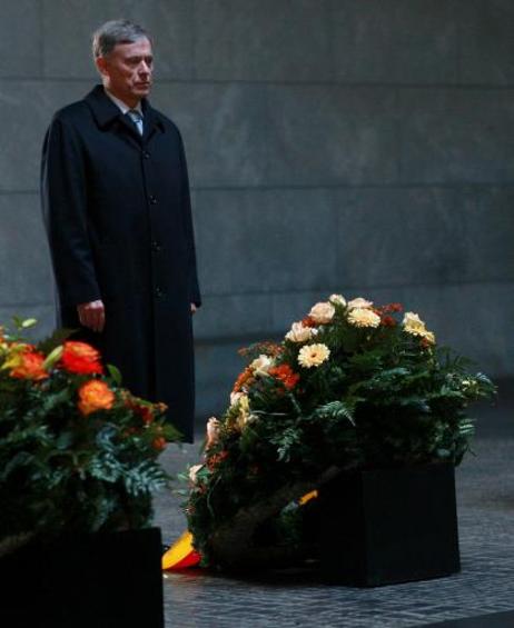 Bundespräsident Horst Köhler bei einer Kranzniederlegung in der Neuen Wache, der Zentralen Gedenkstätte der Bundesrepublik Deutschland für die Opfer von Krieg und Gewaltherrschaft.