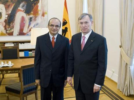 Bundespräsident Horst Köhler verabschiedet Madan Kumar Bhattarai, Botschafter von Nepal, im Schloss Bellevue.