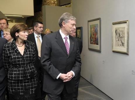 Bundespräsident Horst Köhler und seine Frau Eva Luise während eines Rundgangs durch die Ausstellung im Museum Stiftung Moritzburg.