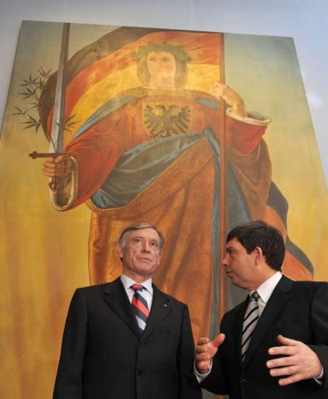 Bundespräsident Horst Köhler im Gespräch mit Hans Walter Hütter, Präsident der Stiftung Haus der Geschichte, bei einem Rundgang durch die Ausstellung "Flagge zeigen? Die Deutschen und ihre Nationalsymbole" im Haus der Geschichte in Bonn (i.H.: Gemälde 'Ge