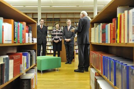 Bundespräsident Horst Köhler und seine Frau Eva Luise mit Matthias Platzeck, Ministerpräsident Brandenburgs (l.), in der Bibliothek des Künstlerhauses Schloss Wiepersdorf.