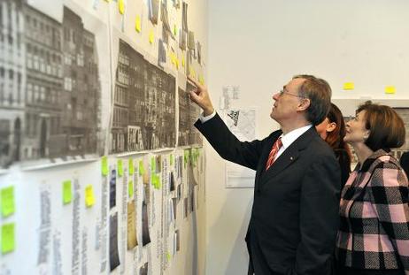 Bundespräsident Horst Köhler und seine Frau Eva Luise in einem Atelier des Künstlerhauses Schloss Wiepersdorf.