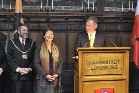 Bundespräsident Horst Köhler während einer Ansprache im Rathaus Lüneburg (M.: Eva Luise Köhler; l.: Ulrich Mädge, Oberbürgermeister von Lüneburg).