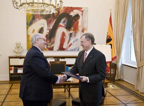 Bundespräsident Horst Köhler verabschiedet Luiz Felipe de Seixas Correa, Botschafter Brasiliens, im Schloss Bellevue.