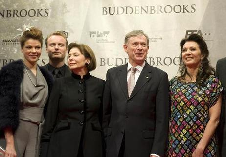 Bundespräsident Horst Köhler und seine Frau Eva Luise mit den Schauspielern Jessica Schwarz (l-r), Mark Waschke und Iris Berbern am Rande der Welturaufführung des Filmes "Buddenbrooks" im Essener Kino Lichtburg.