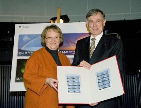 Bundespräsident Horst Köhler und Nicolette Kressl, Staatssekretärin im Bundesministerium für Finanzen, präsentieren die Erstdrucke der neuen Wohlfahrtsmarken mit dem Titel "Himmelserscheinungen" im Zeiss-Großplanetarium Berlin.