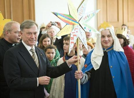 Bundespräsident Horst Köhler (l.) erhält von Sternsingern aus dem Bistum Hildesheim einen Stern bei einem Empfang im Schloss Bellevue.