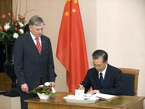 Bundespräsident Horst Köhler empfängt Wen Jiabao, Ministerpräsident Chinas (trägt sich in das Gästebuch ein), zu einem Gespräch im Schloss Bellevue.