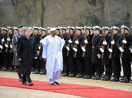 Bundespräsident Horst Köhler empfängt Amadou Toumani Touré, Präsident Malis, mit militärischen Ehren im Schloss Bellevue.