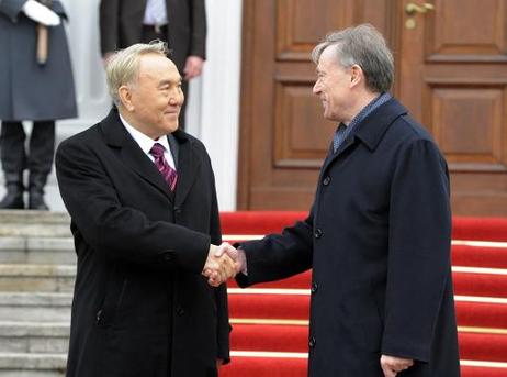 Bundespräsident Horst Köhler (r.) begrüßt Nursultan Nasarbajew, Präsident von Kasachstan, zu einem Gespräch im Schloss Bellevue.