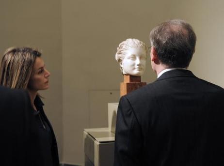 Bundespräsident Horst Köhler mit Prinzessin Letizia von Spanien beim Rundgang durch die Ausstellung "Unter Göttern und Menschen. Antike Plastik des Albertinums Dresden und des Museo Nacional del Prado".